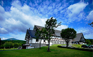 八甲田の大自然に溶け込んだスコットランド風のクラブハウス