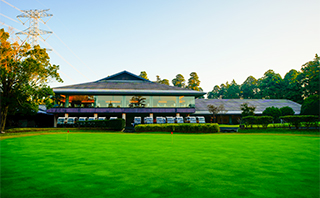 レストランからはコースを望む